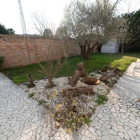 Guesthost- Exclusive With Private Garden Padua