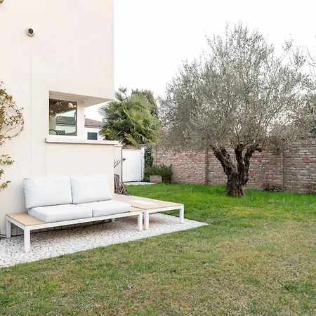Guesthost- Exclusive With Private Garden * Padua
