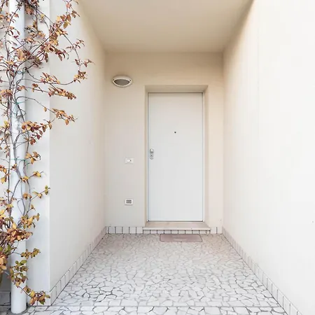 Guesthost- Exclusive With Private Garden *