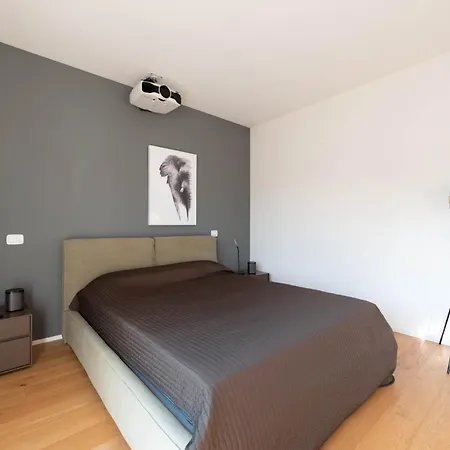 Guesthost- Exclusive With Private Garden