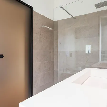 Guesthost- Exclusive With Private Garden Villa